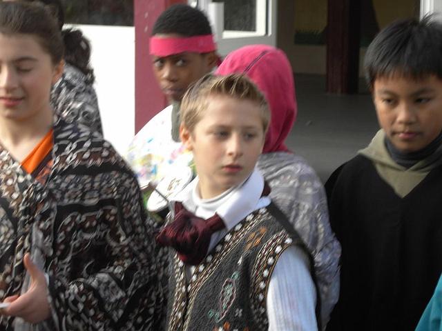 PICT1660.JPG - Question 1  : Que regardent les enfants?