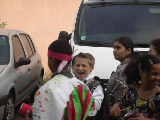 PICT1680.JPG - Réponse 5 : Devant le camion. Un rien l'amuse.